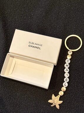 CHANEL White Bead and Gold Flower Logo Keyring